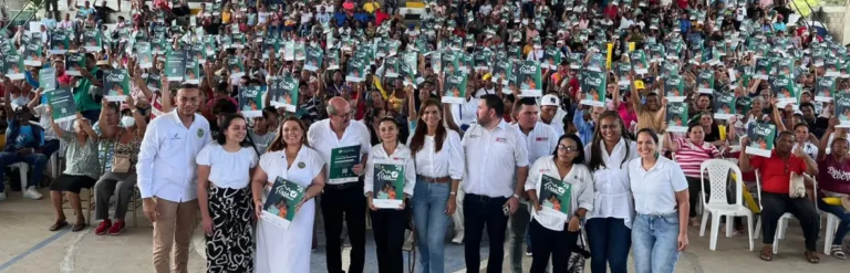 Entrega de títulos en la ciudad de Cartagena, con la presencia del señor superintendente de Notariado y Registro y los asistentes al evento.